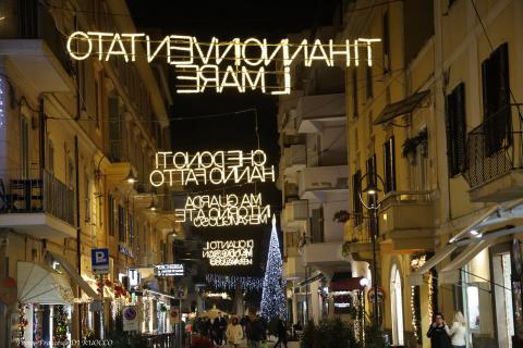 Le luminarie in via XX settembre (Si ringrazia per la foto Francesco Di Ruocco"