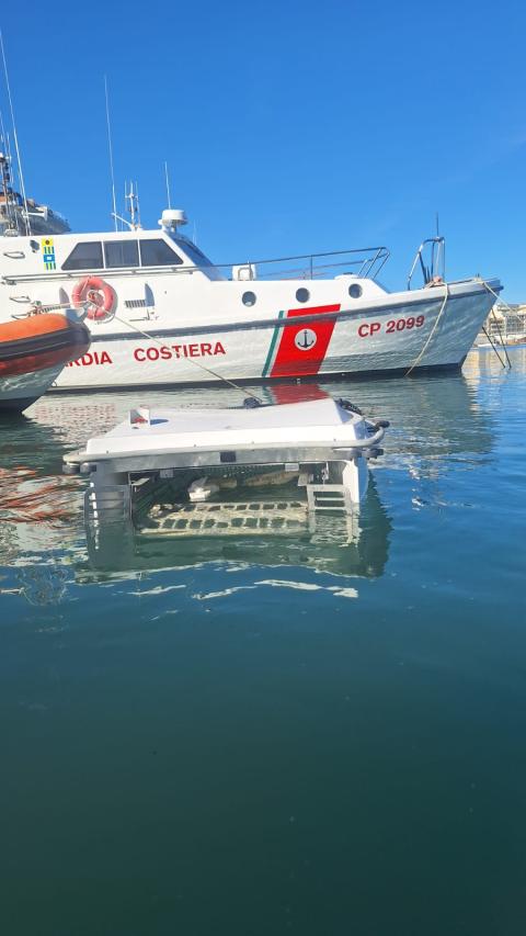 Il drone marino mangia-plastica in opera al Porto di Anzio