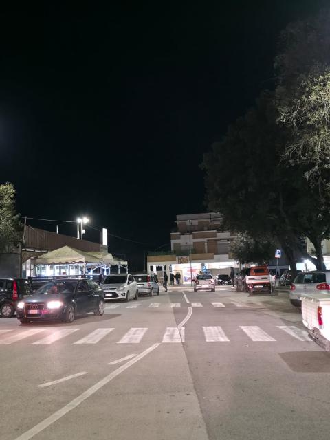 Il piazzale illuminato dopo l'intervento