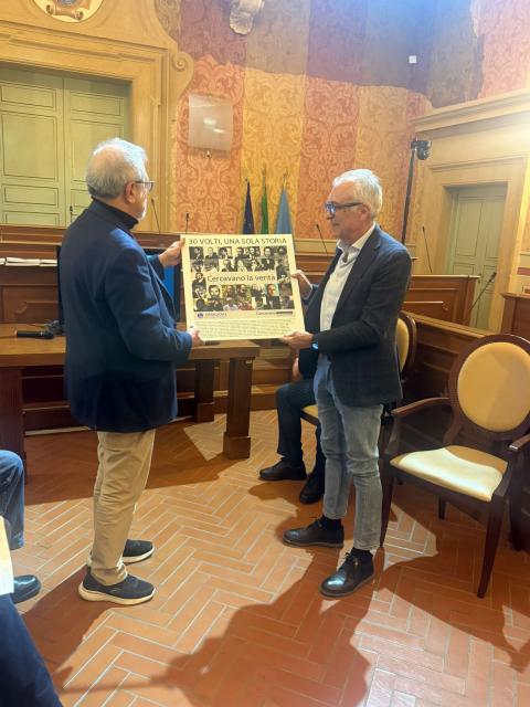 Il sindaco riceve il "pannello" da Giuseppe Mennella