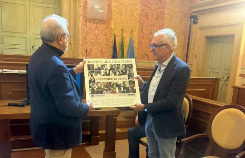 Il sindaco riceve il "pannello" da Giuseppe Mennella