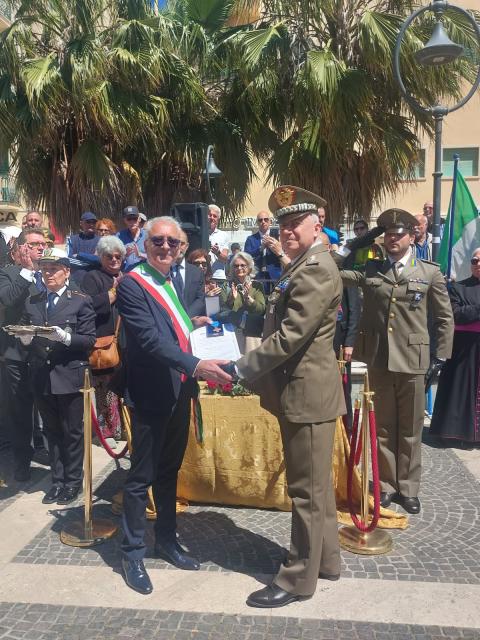 La consegna al sindaco della medaglia per Giorgio Roesler Franz