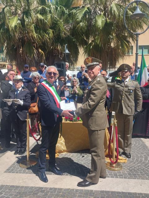 La consegna al sindaco della medaglia per Giorgio Roesler Franz