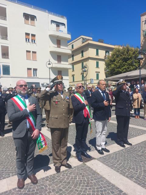 Il sindaco con le autorità intervenute il 25 aprile 2026