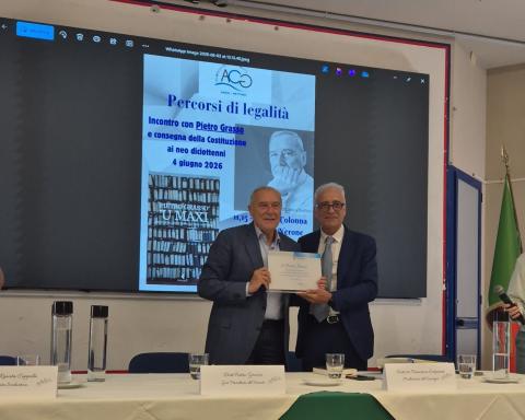 La targa consegnata dal sindaco a Pietro Grasso
