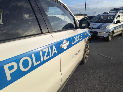 L'intervento della polizia locale ad Anzio Colonia