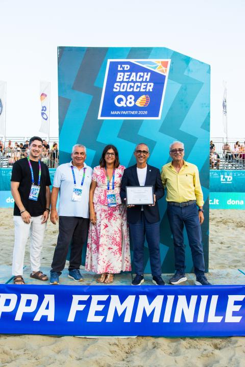 Il sindaco Lo Fazio e l'assessore Corrado con i rappresentanti di Fenimprese e il coordinatore del beach soccer, Roberto Desini