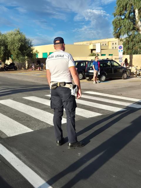 La polizia locale all'esterno della scuola