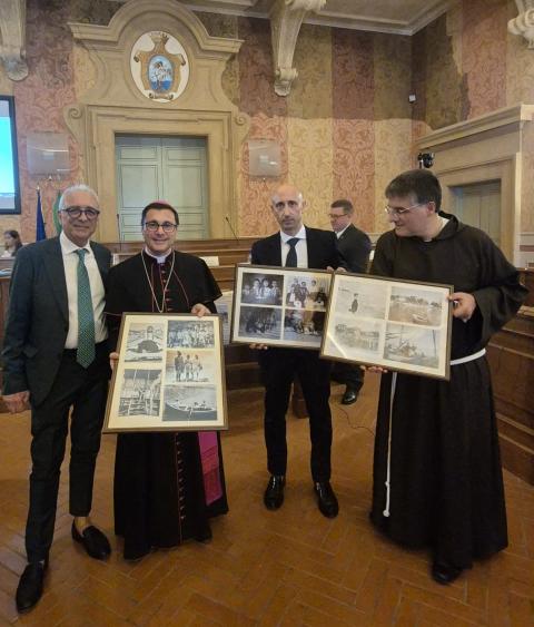 Le immagine donate al sindaco e al vescovo