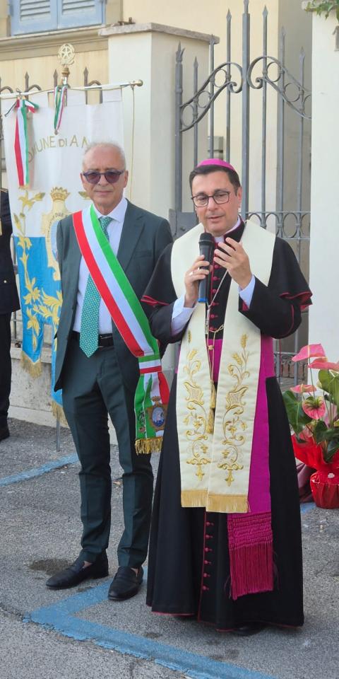 Il sindaco, Aurelio Lo Fazio, con il vescovo Vincenzo Viva