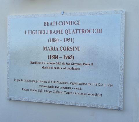 La targa dedicata ai Beati coniugi Beltrame Quattrocchi