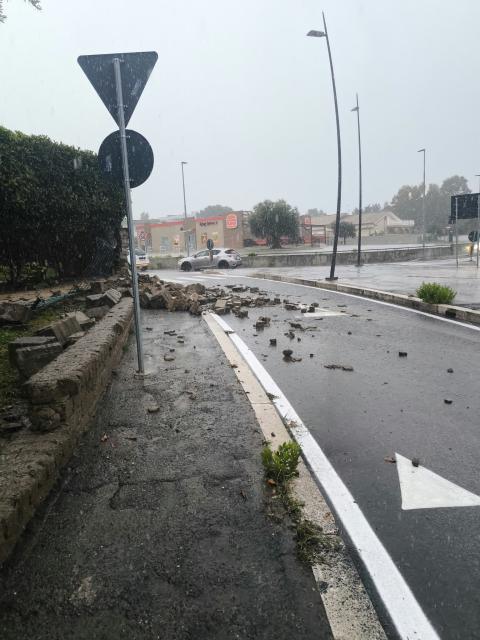 Via Nettunense, crollo di un muro privato