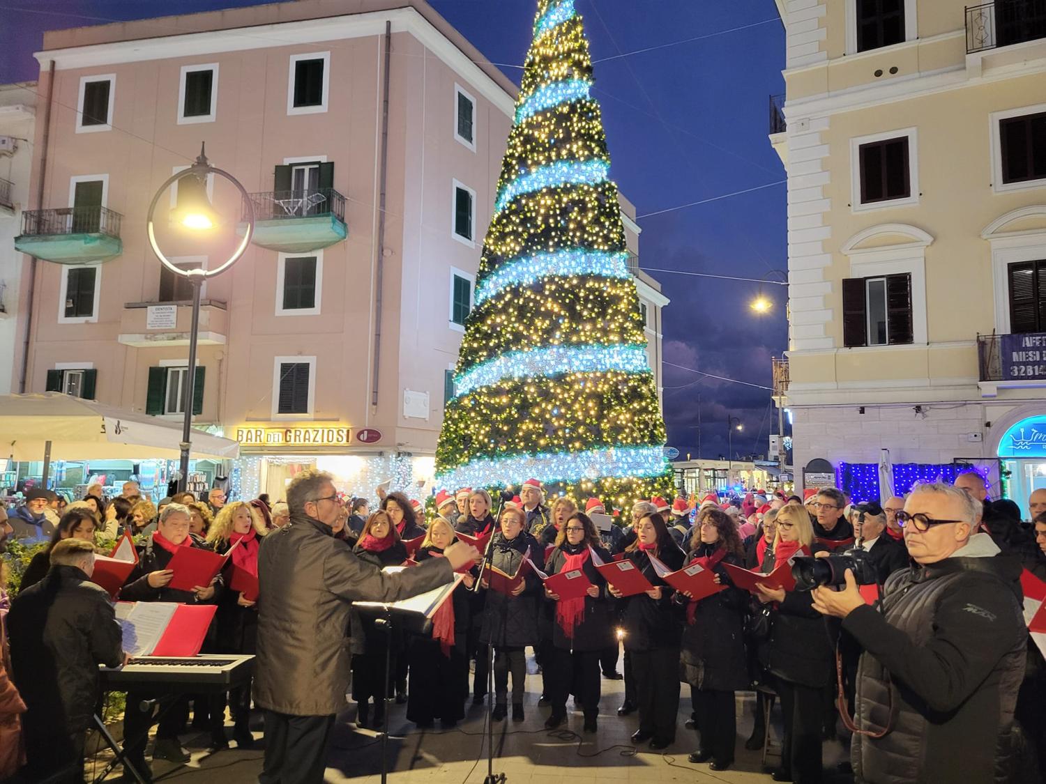 La corale all'accensione dell'albero nel 2024