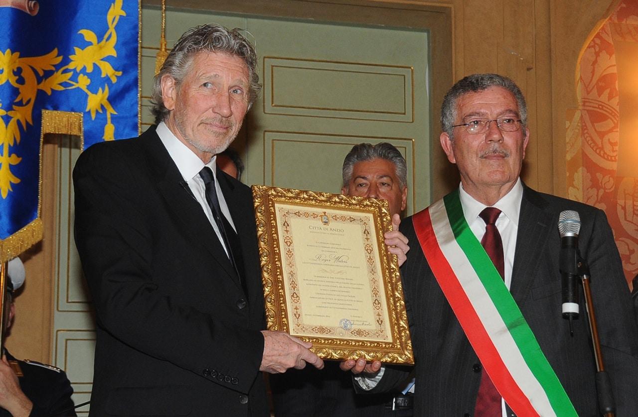 Il sindaco Luciano Bruschini e Roger Waters il giorno del conferimento della cittadinanza onoraria, nel 2014