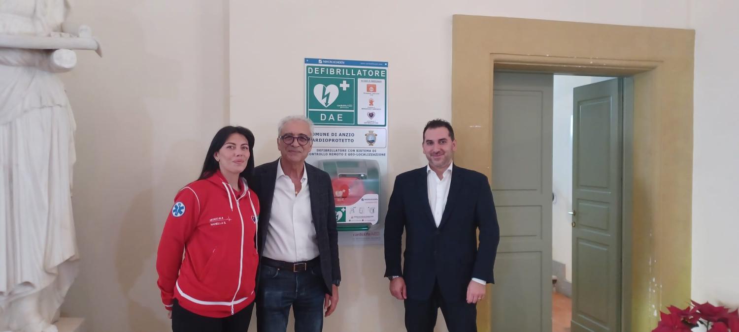 Il sindaco Aurelio Lo Fazio (al centro) con il medico Mariella Salomone e Stefano Fabbi, National Development Manager AED