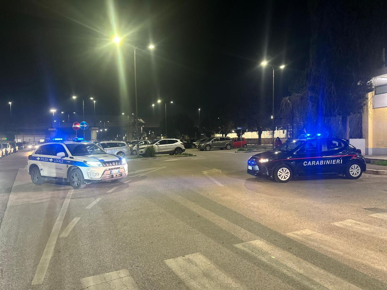 Carabinieri e Polizia locale nel piazzale della stazione di Lavinio