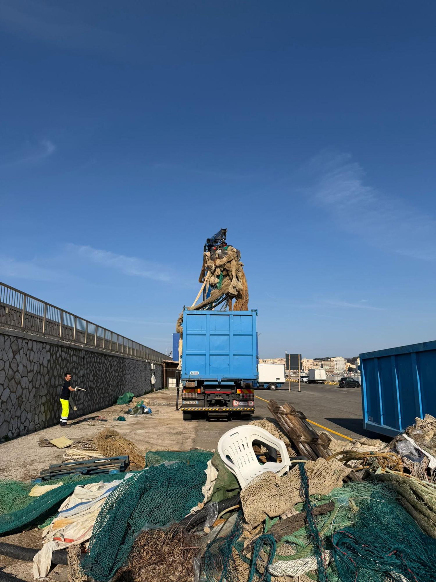 I rifiuti rimossi dal porto