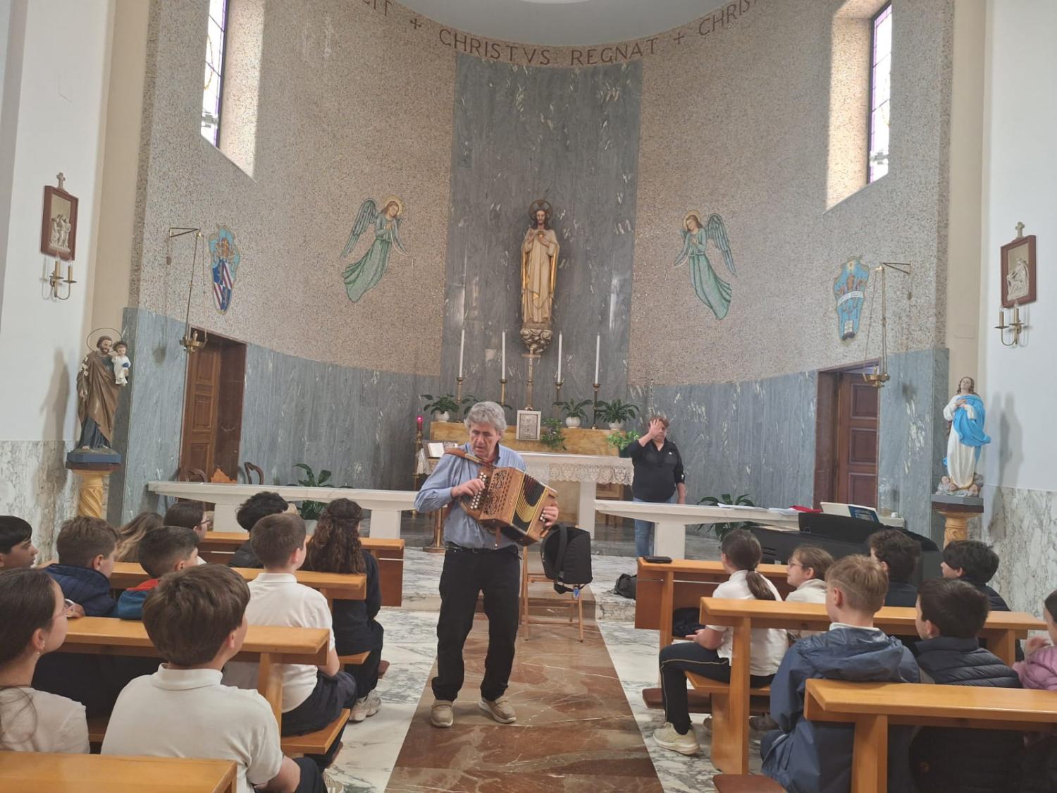 Ambrogio Sparagna durante le prove con i bambini