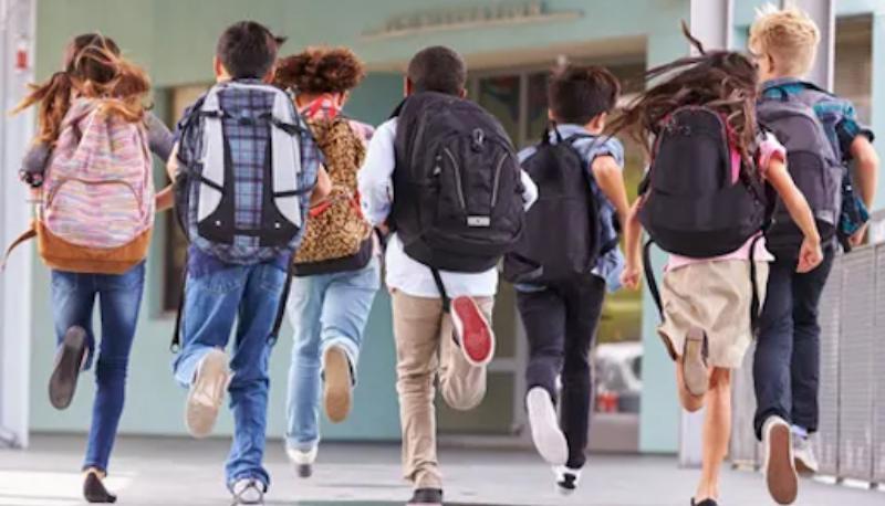 Studenti entrano a scuola